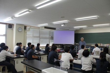 理数科２年生が課題研究中間発表会を行いました